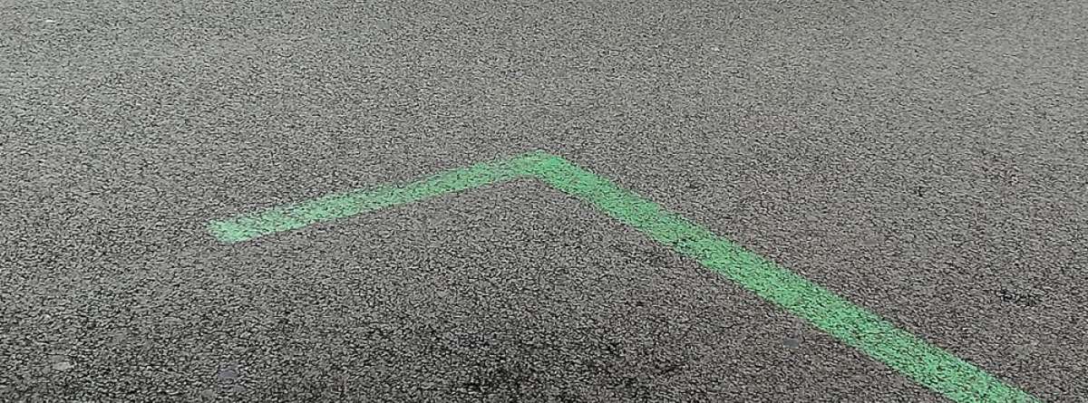 Línea verde en el suelo para poder aparcar