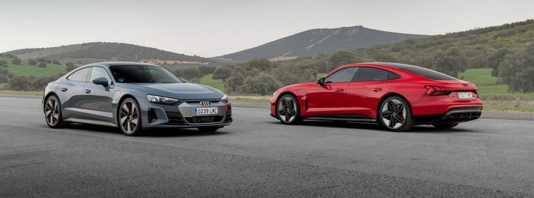 Dos coches marca Audi en la carretera