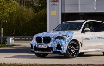 Coche nuevo modelo BMW i Hydrogen Next aparcado en la calle