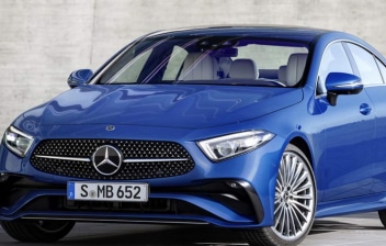 Vista frontal del Mercedes-Benz CLS 2021 en azul