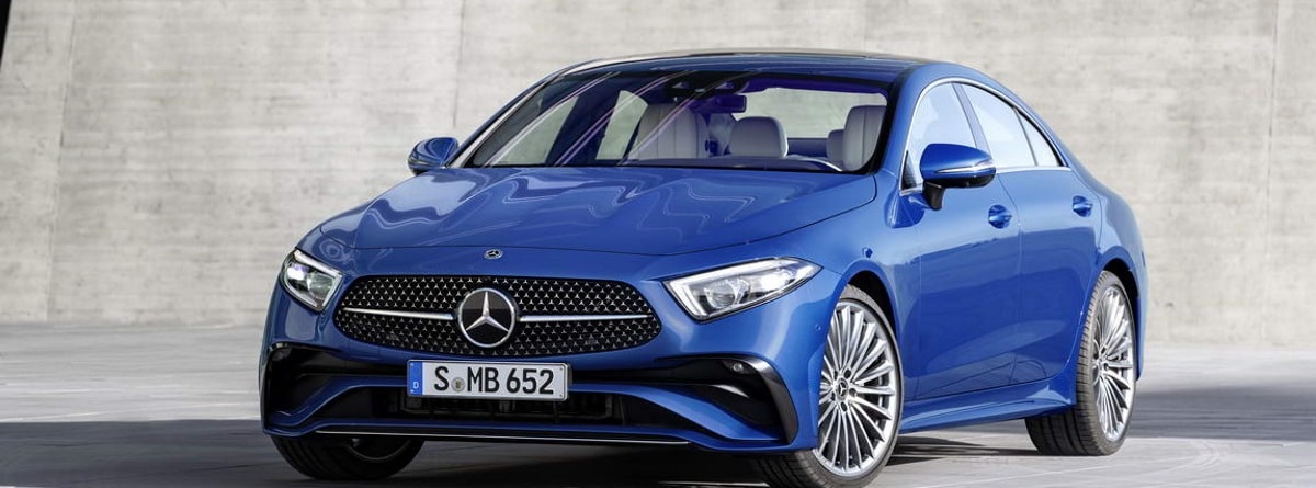 Vista frontal del Mercedes-Benz CLS 2021 en azul