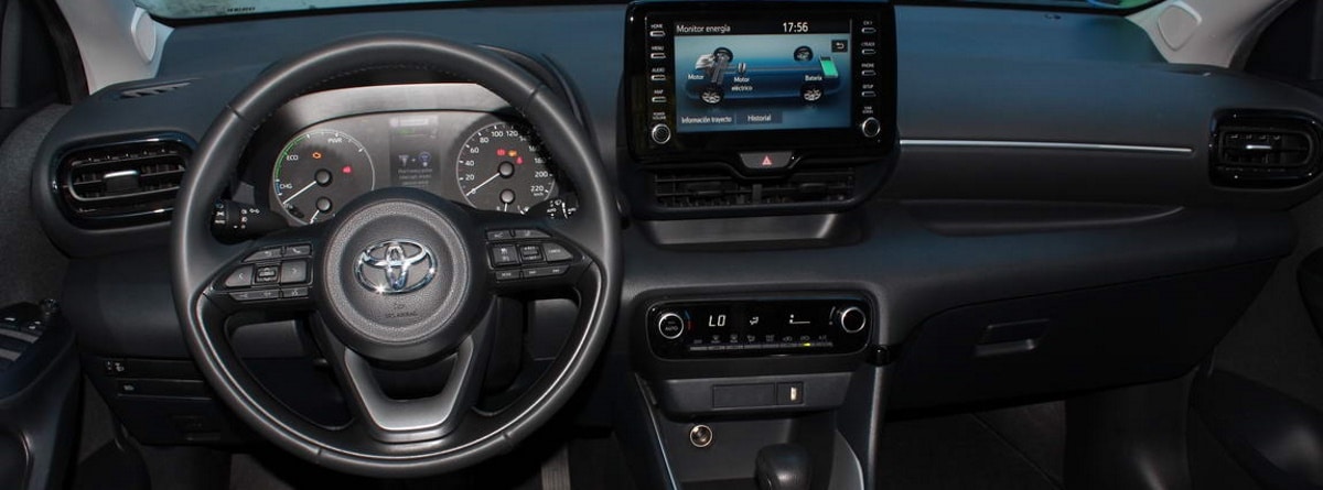 volante, pantalla y cuadro de mandos de coche Yaris