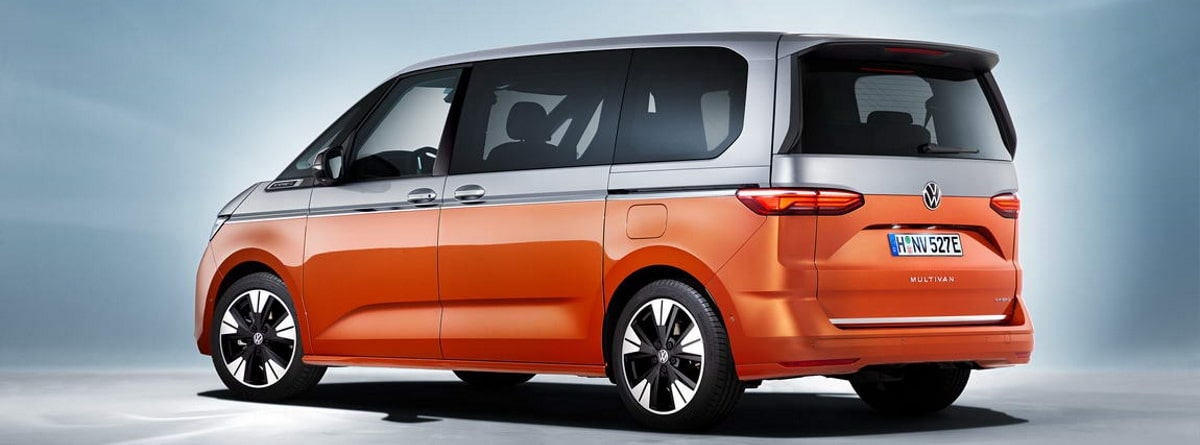 Nuevo Volkswagen Multivan 2021 bicolor de gran dimensión y puertas correderas