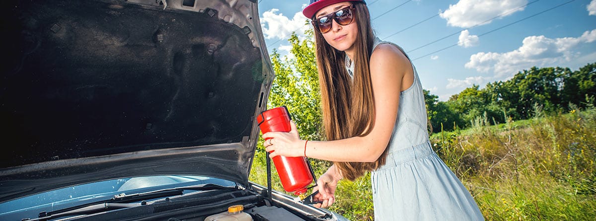 Mujer sosteniendo un extintor para coche