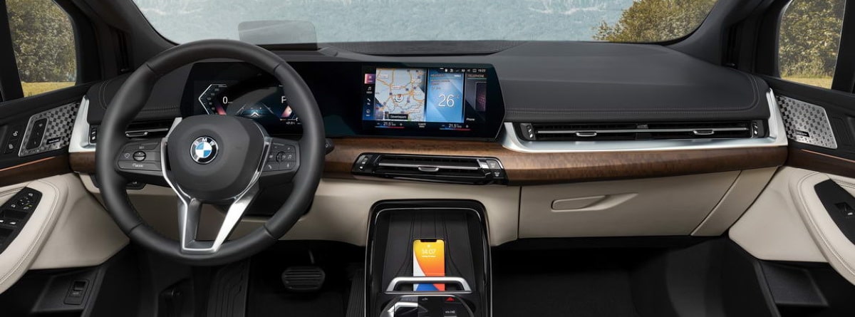 Volante, pantalla y cuadro de mandos del BMW Active Tourer serie 2