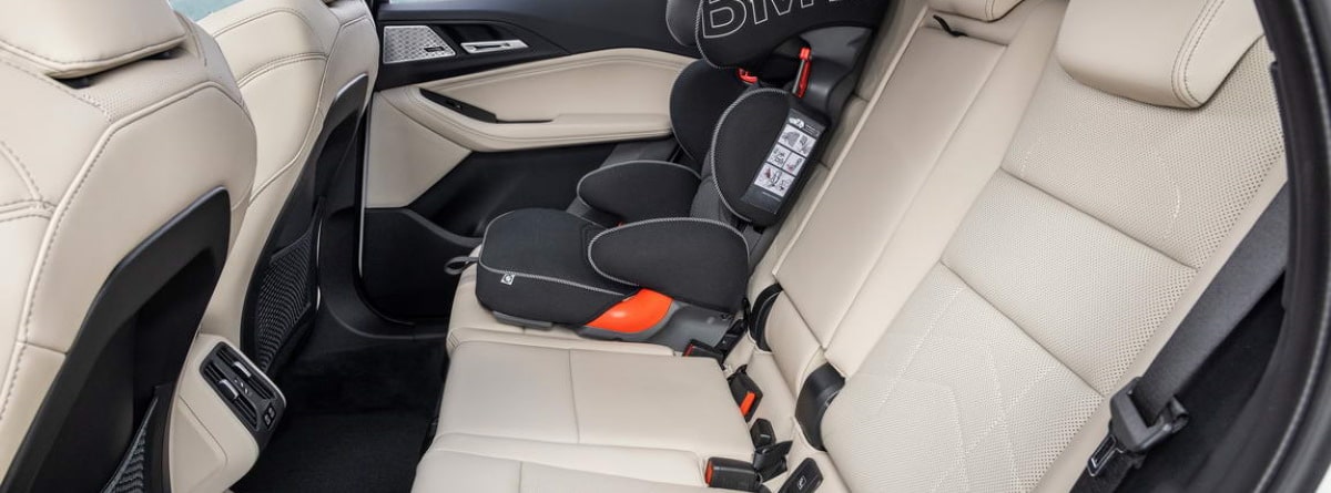 Asientos traseros del BMW Active Tourer serie 2 con sillita de bebé