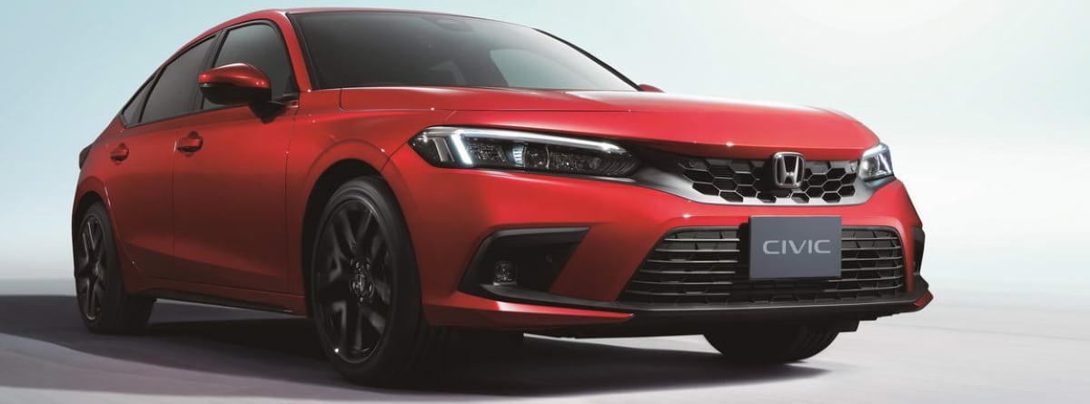 Parte frontal y lateral del nuevo Honda Civic 2022 en rojo