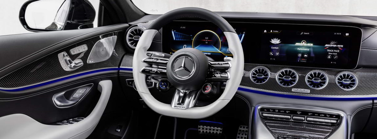 Volante AMP Performance y pantalla del Mercedes GT Coupé 4