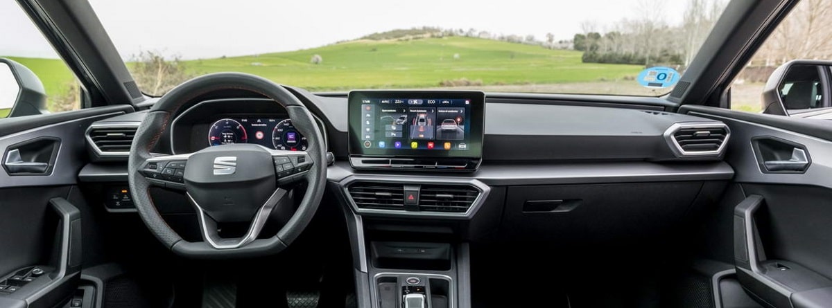 Volante, mandos y pantalla del Seat Leon 1.4 e-Hybrid FR