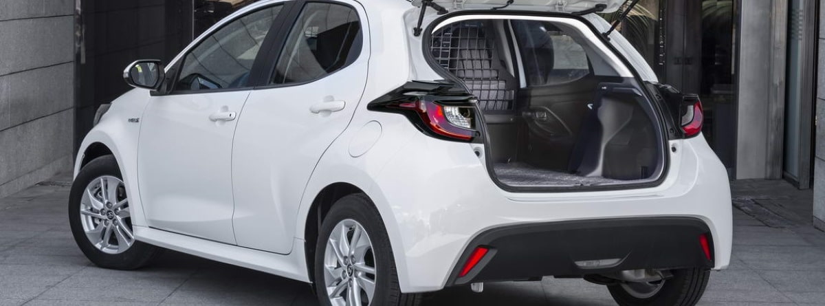 Toyota Yaris Electric Hybrid ECOvan con la puerta del maletero levantada y se ve el interior y la rejilla