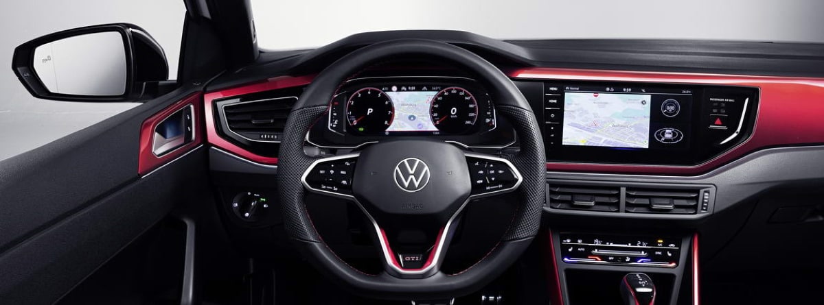 Volante y cuadro de instrumentos con detalles rojos del Volkswagen Polo GTI 2021