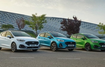tres coches Ford Fiesta 2022 aparcados en la calle