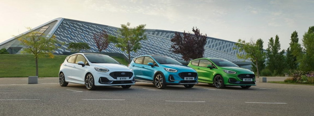 tres coches Ford Fiesta 2022 aparcados en la calle