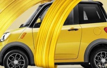 coche eléctrico amarillo para dos pasajeros que no necesita carnet