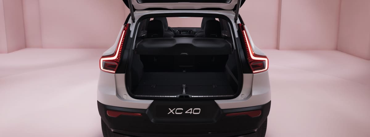 Maletero abierto de coche Volvo XC40 Recharge Eléctrico