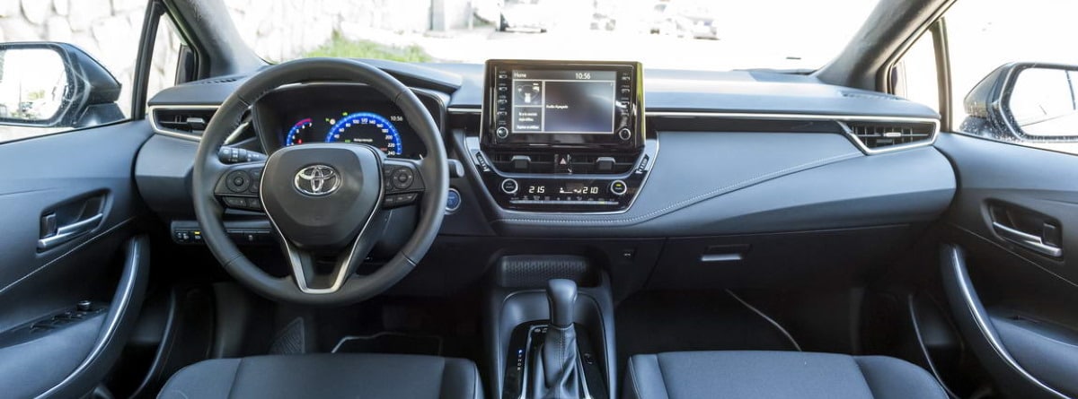 Volante, pantalla y cuadro de mandos del Toyota Corolla 125H Active Tech 5p