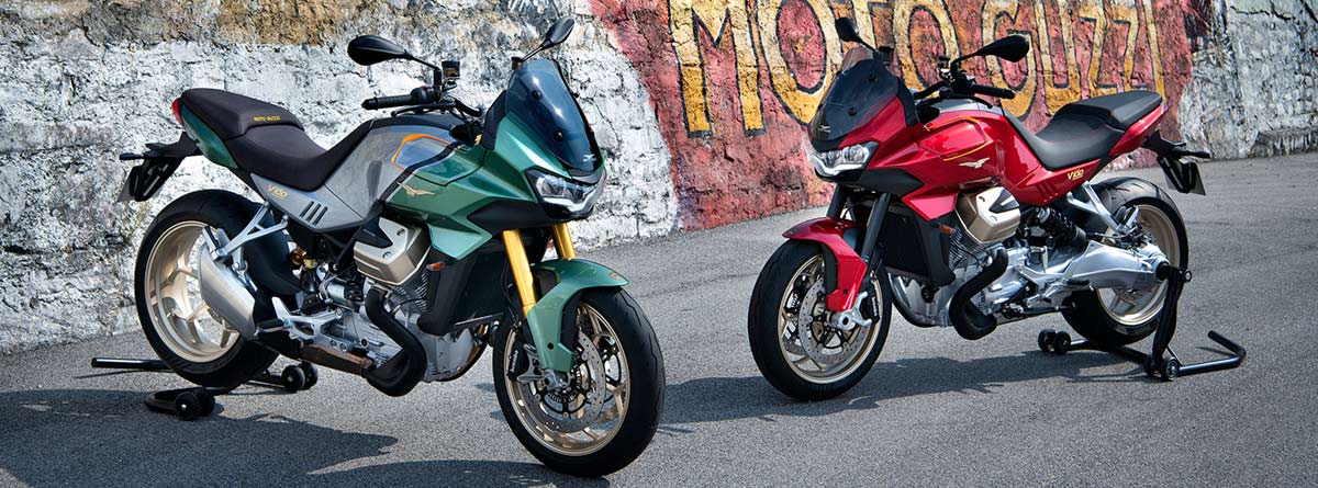 dos motos Guzzi V 100 Mandella aparcadas en la calle