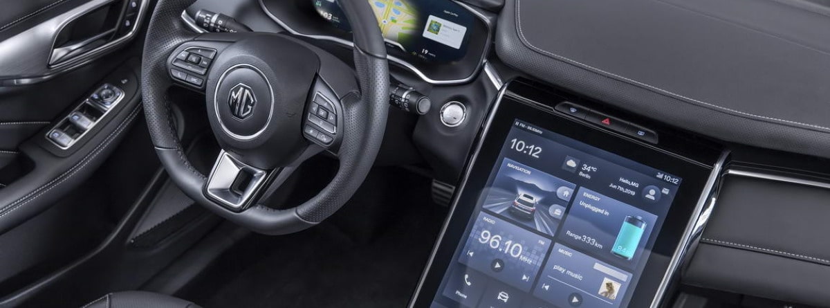 Interior de un coche de la marca MG, volante, pantalla y cuadro de mandos