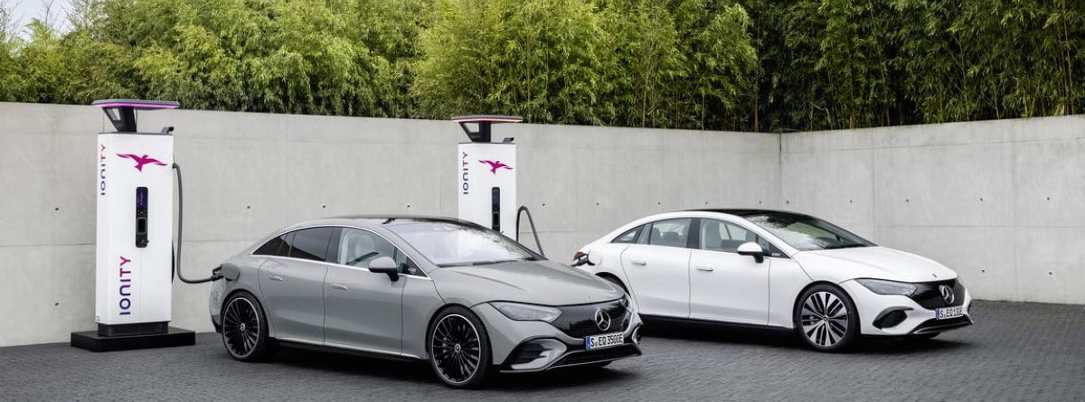 Dos coches Mercedes EQE cargando la batería