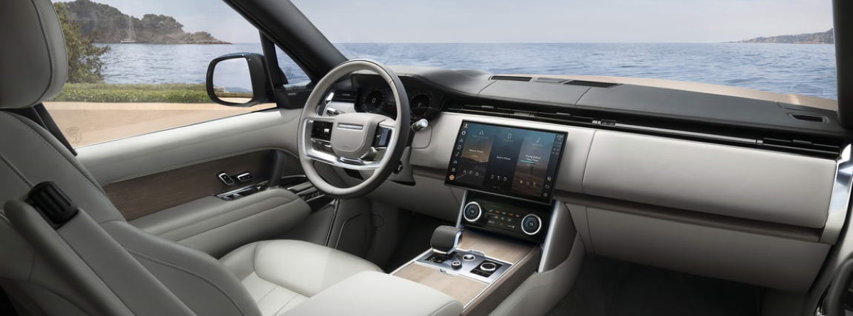 Volante, salpicadero y asiento del piloto del Range Rover 2022
