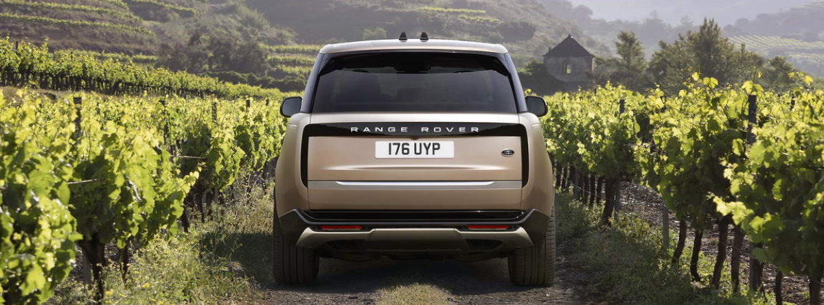 Range Rover 2022 en el campo, vista trasera