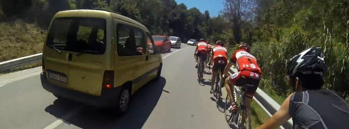 furgoneta adelantando a un grupo de ciclistas por la carretera