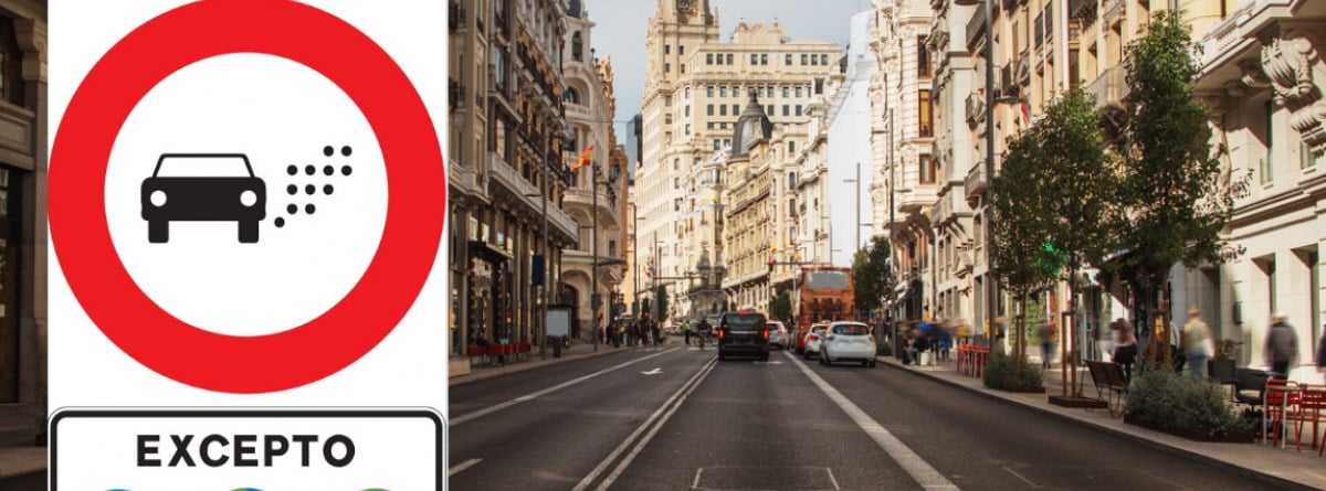 señal de prohibido las emisiones junto con una imagen del centro de Madrid