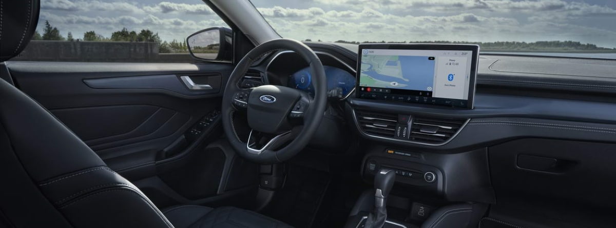 Volante, pantalla y salpicadero del Ford Focus