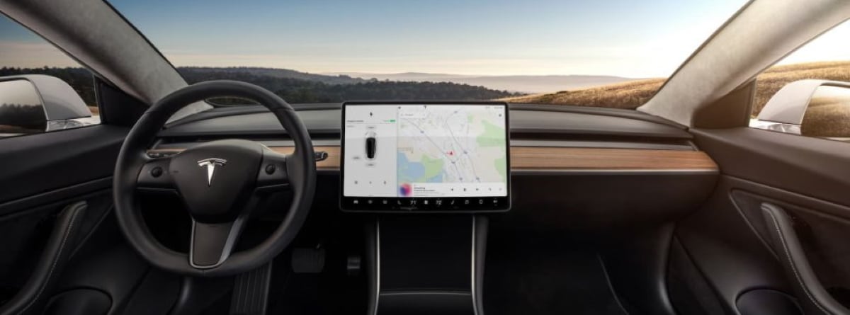 Volante, pantalla y cuadro de mandos del Tesla Model 3