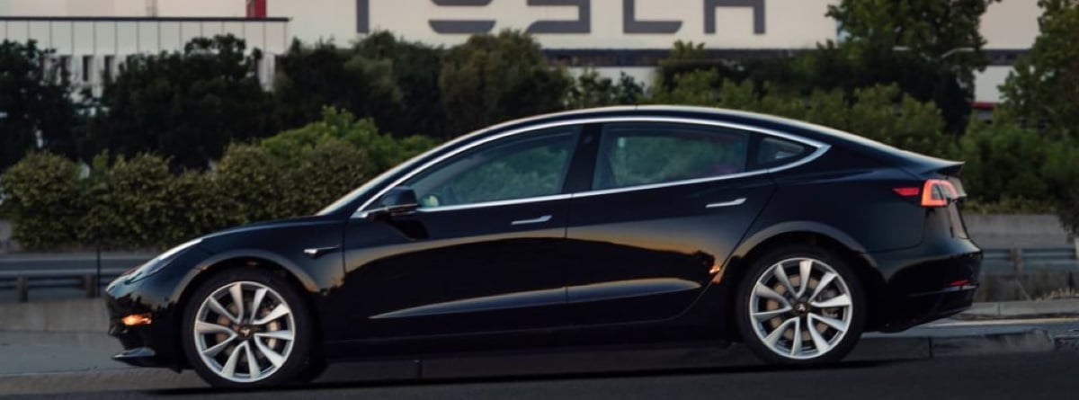 Tesla Model 3 en negro, vista lateral