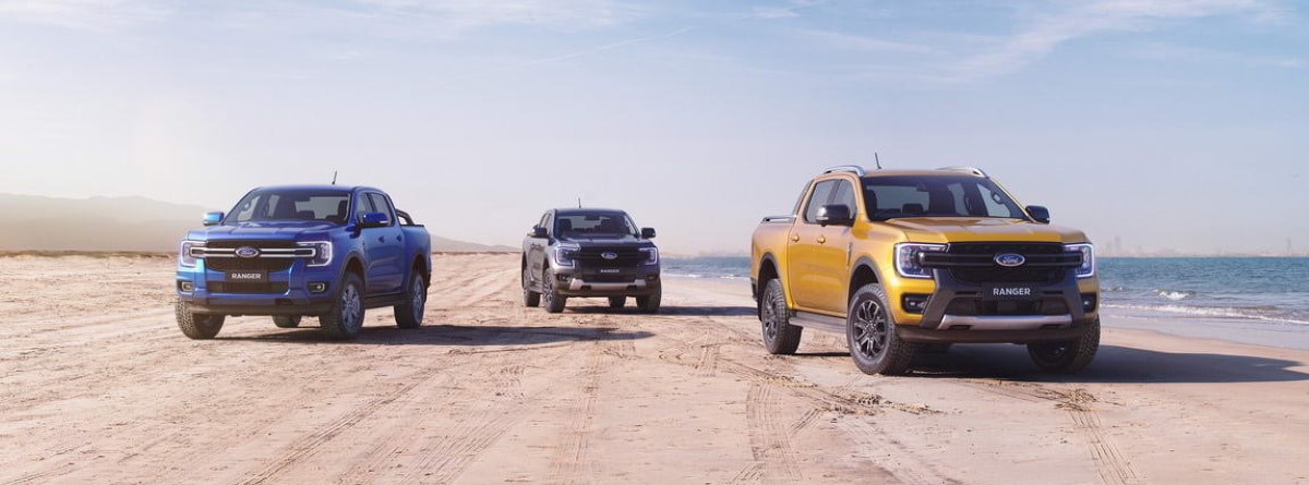 Tres coches Ford Ranger 2022 circulando por una playa