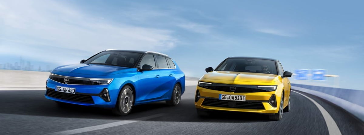 dos coches Opel Astra Sports Tourer 2022 circulando por la carretera