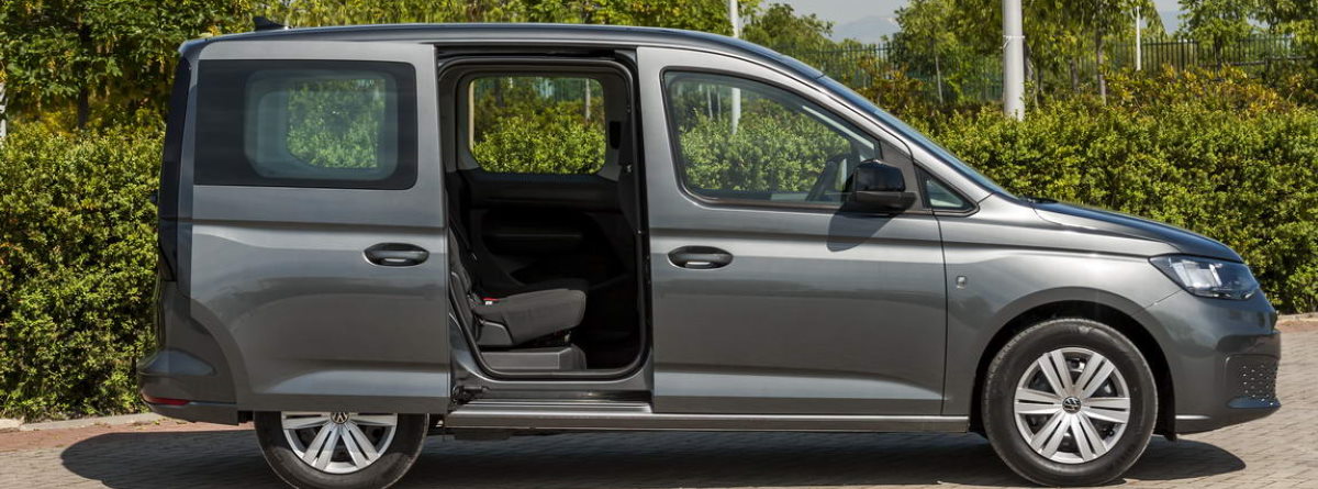 Lateral del Volkswagen Caddy kombi 2.0 tdi 122 CV Origin con la puerta abierta