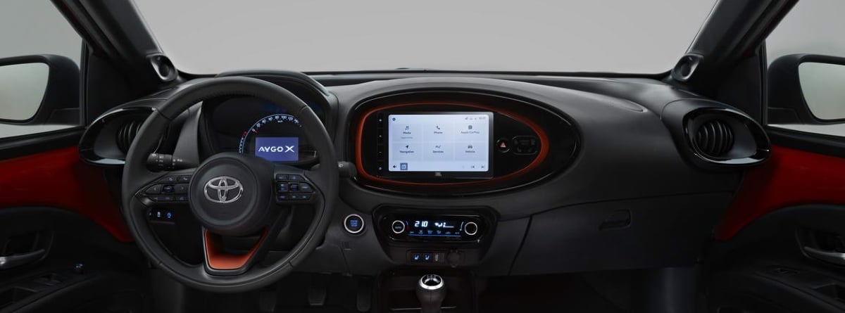 Volante, pantalla y cuadro de mandos del Toyota Aygo X Cross