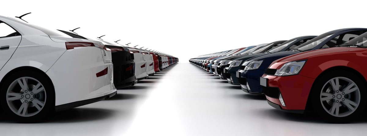 imagen con multitud de coches colocados en fila