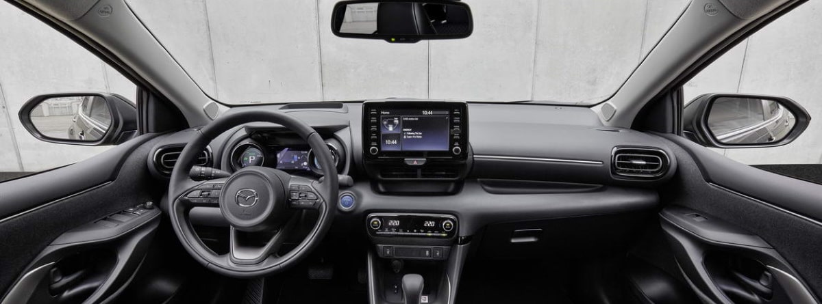 Volante, pantalla y salpicadero del Mazda 2 Hybrid