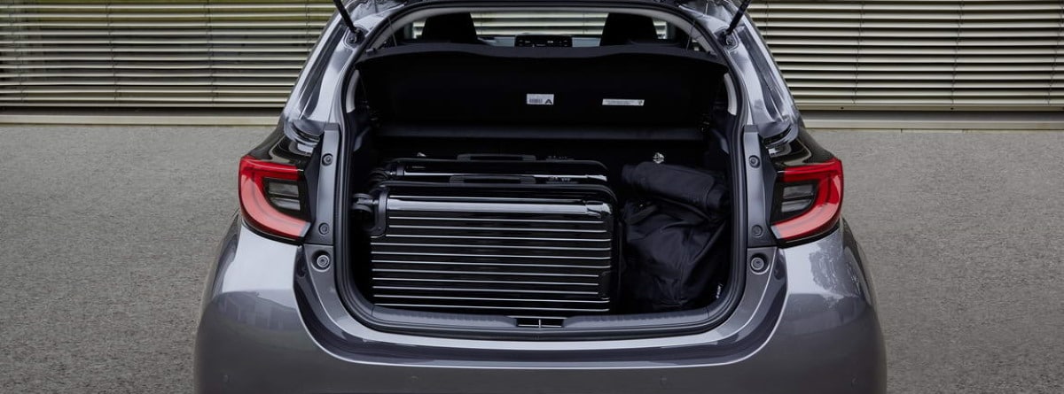 Maletero abierto del Mazda 2 Hybrid con una maleta dentro