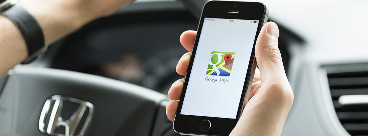 persona con un movil y la app de Google Maps  abierta