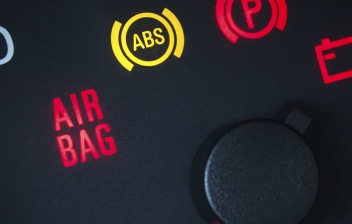 Panel de instrumentos de un vehículo con la luz del airbag encendida