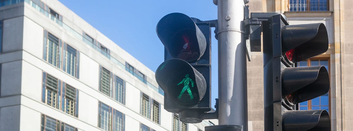semáforo en verde para los peatones