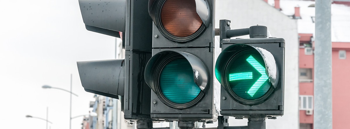 semáforo flecha verde para vehículos