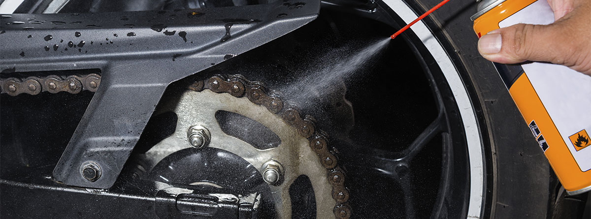 limpieza de la cadena de una moto con un spray 