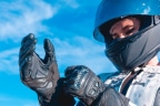 mujer ajustándose los guantes de la moto