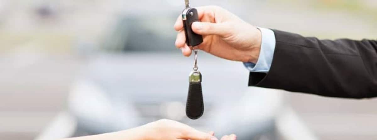 persona dándo las llaves de un coche a otra