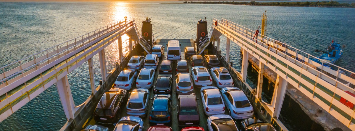 coches en un ferry