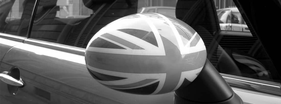 Retrovisor vehículo con la bandera del Reino Unido