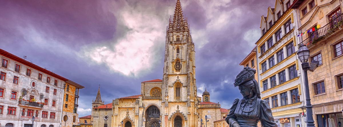 Estatua de la Regenta y Catedral de Oviedo al fondo