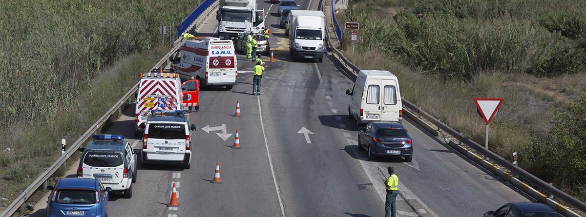Ambulancia y vehículos de emergencia en un accidente en carretera