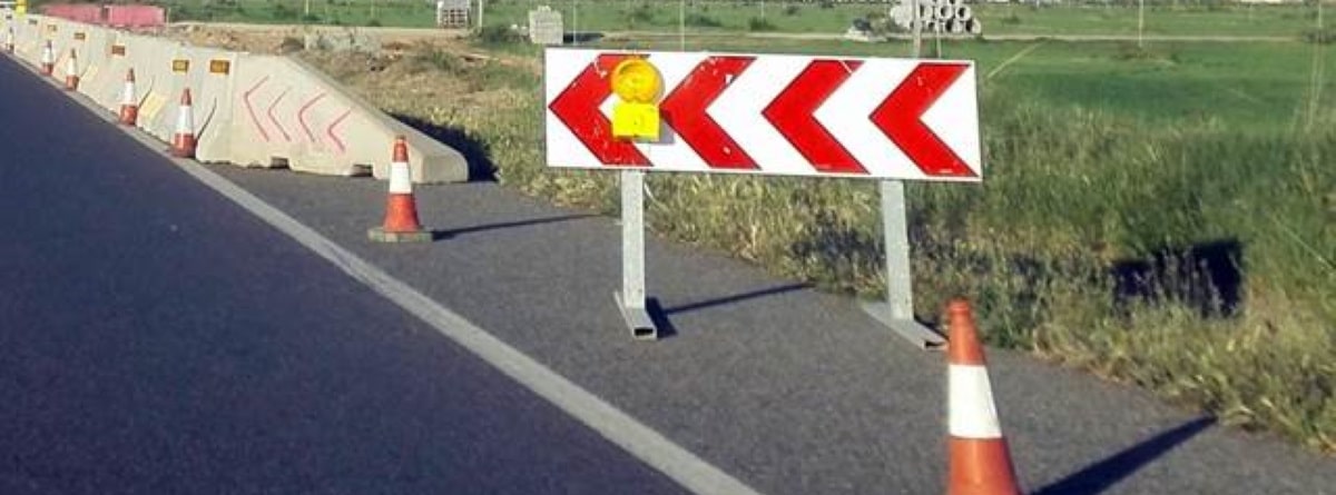 Panel direccional en la carretera