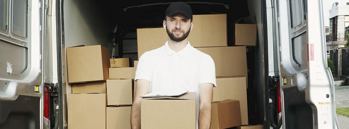 Hombre cargando cajas en una furgoneta